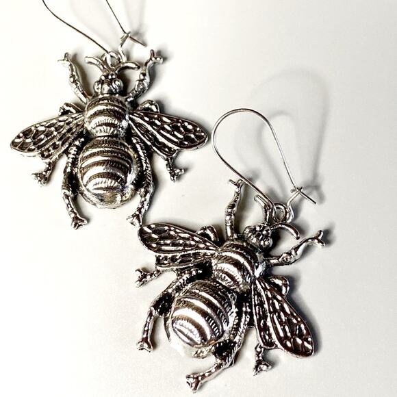 Anthropologie Jewelry - NEW Queens Night Out Bee Earrings